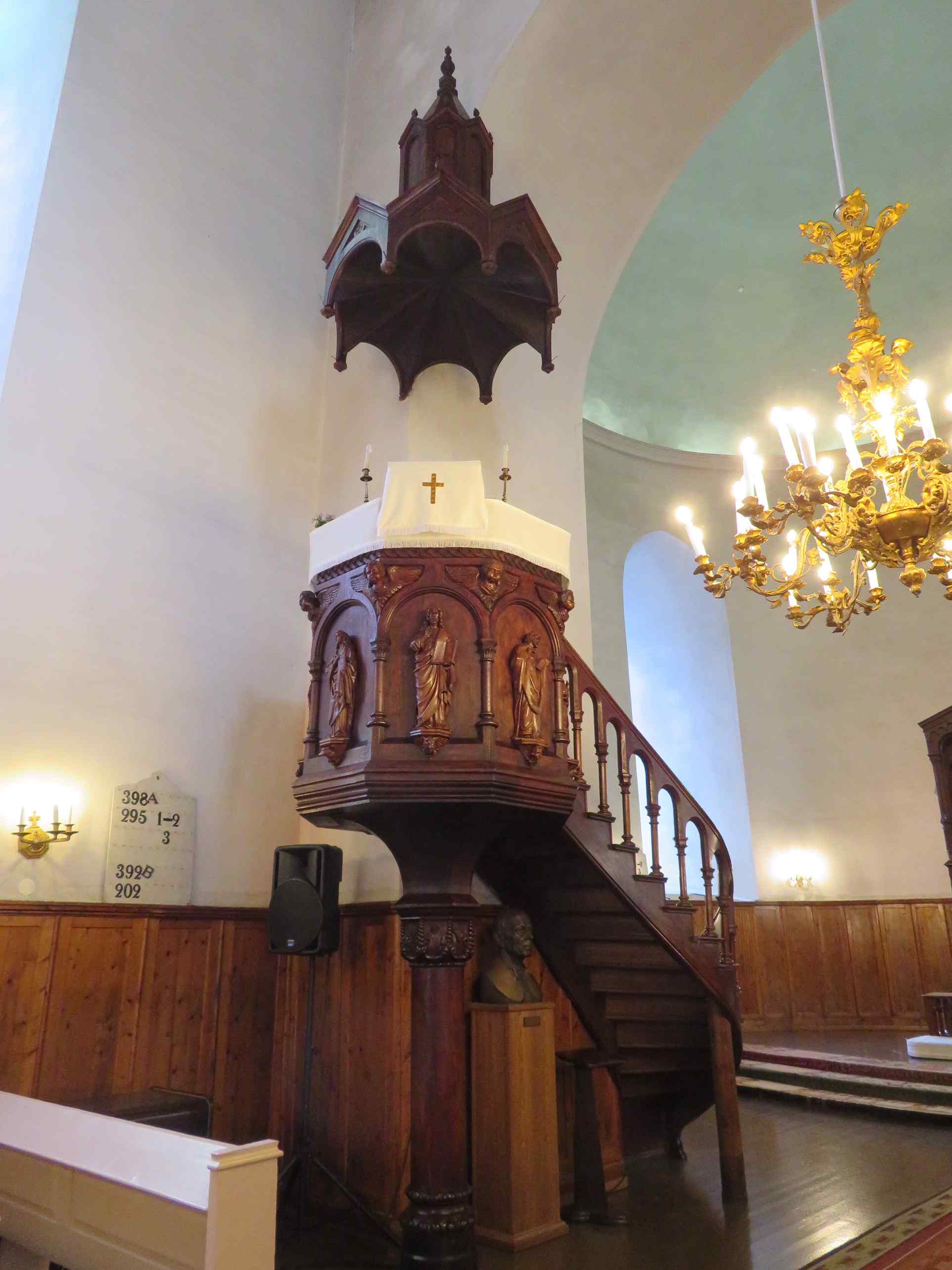 Preekstoel in St Nicholas church, Poltsamaa