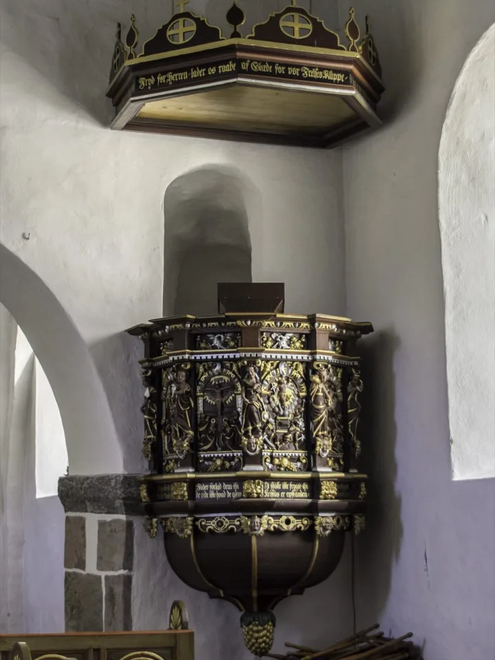 Preekstoel in Oster Nykirke, Give