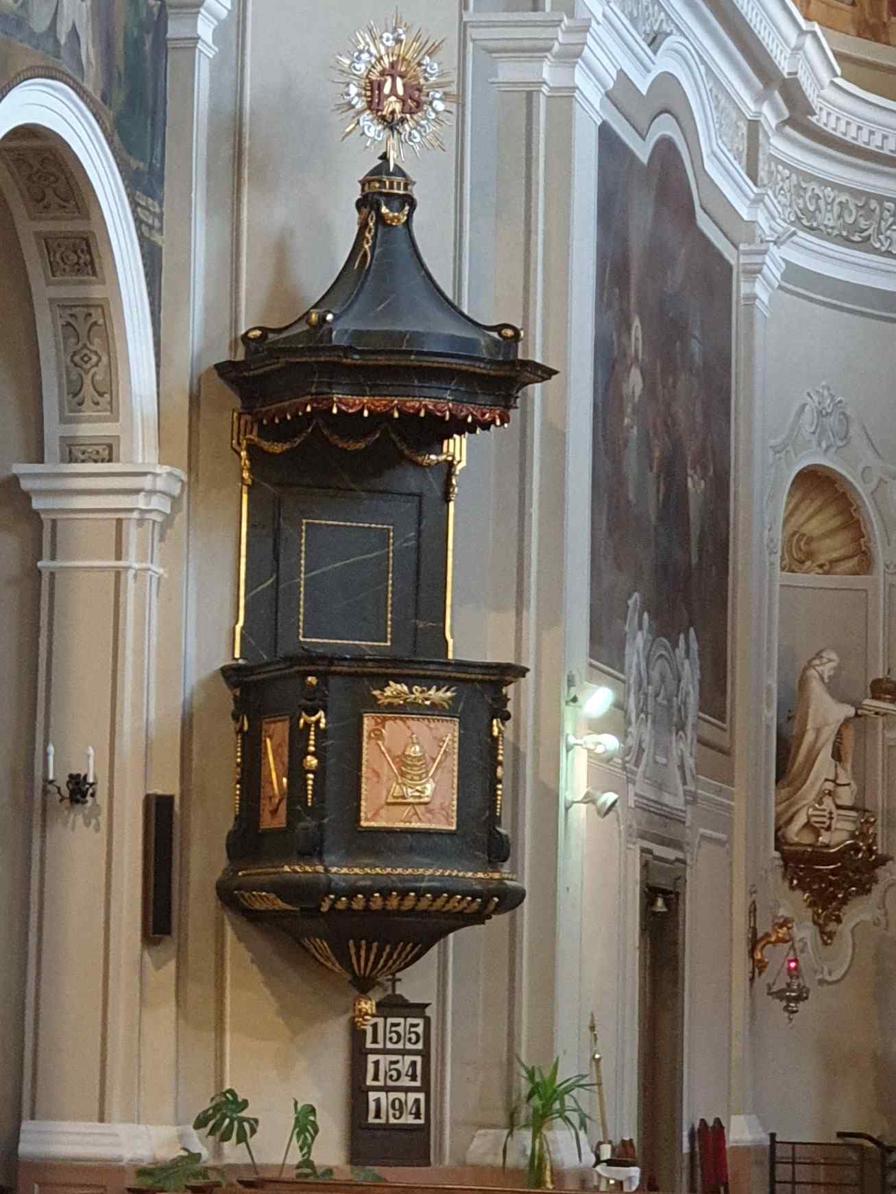 Preekstoel in Urunk Szinevaltozasa Templom, Pecs