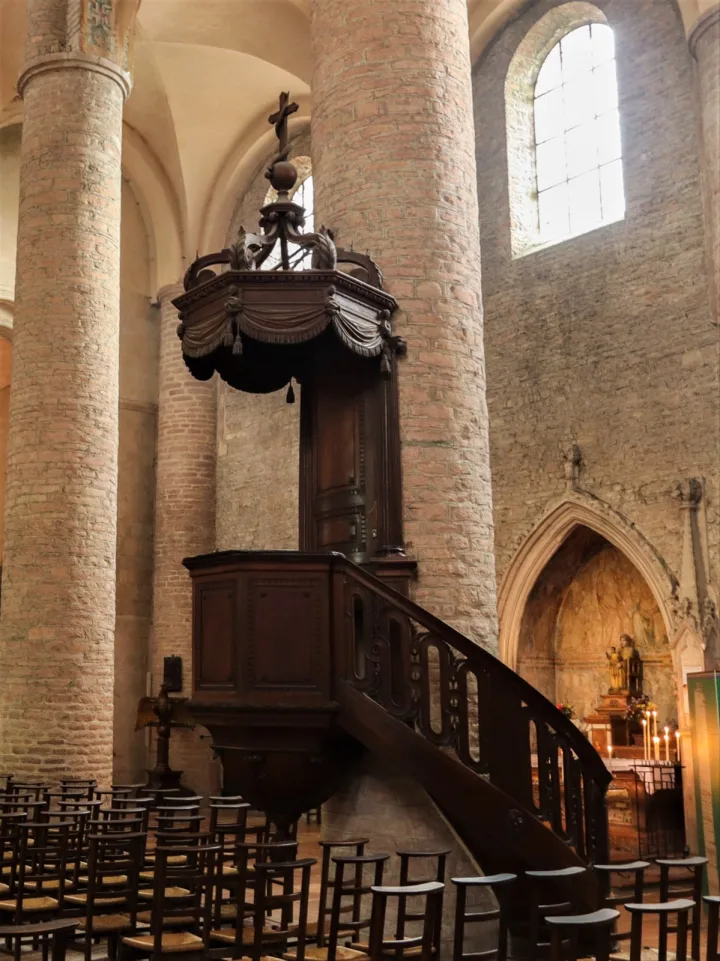 Preekstoel in  abdij Saint-Philibert, Tournus
