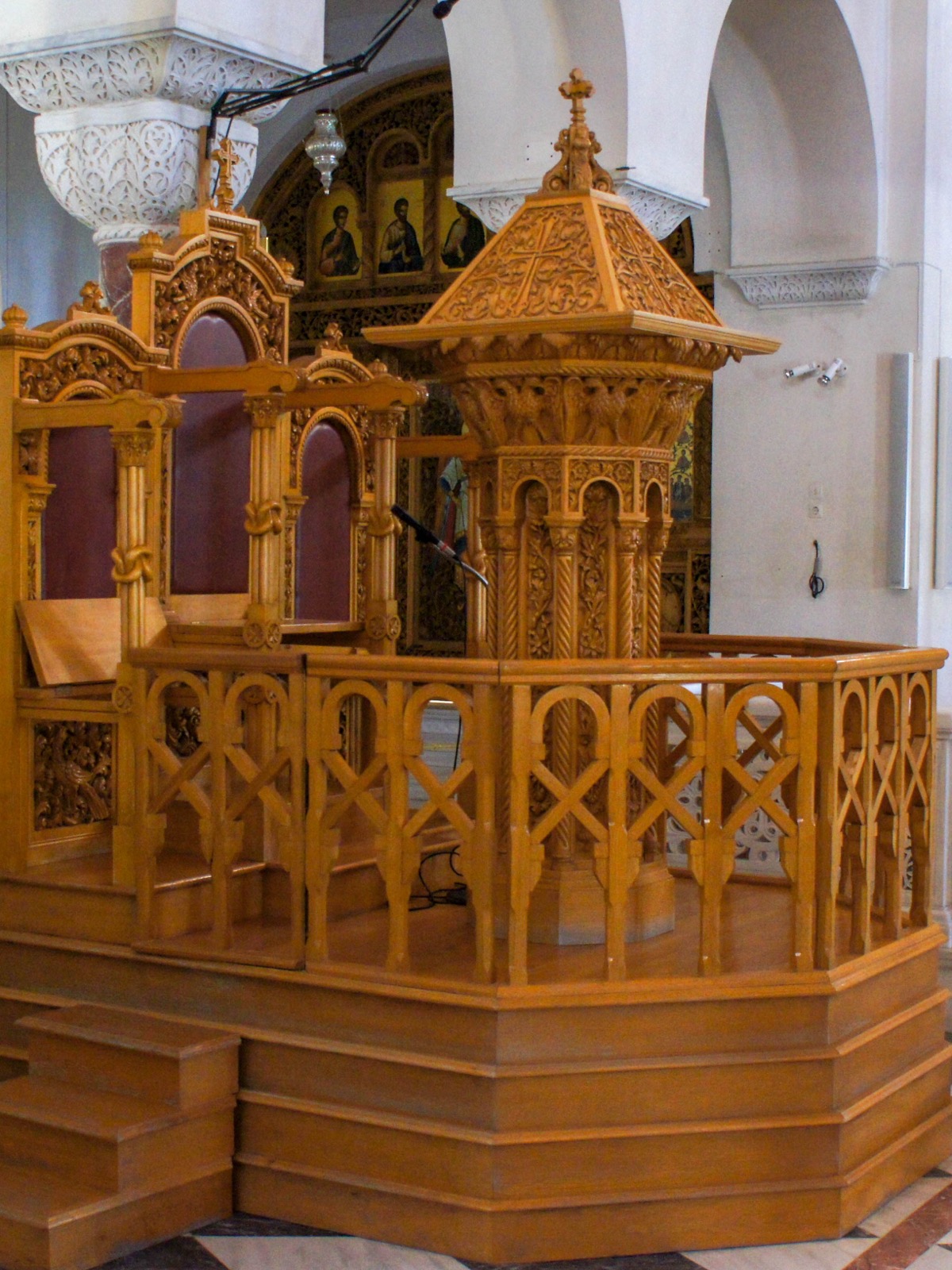 Preekstoel in Agios Nektarios, Aegina