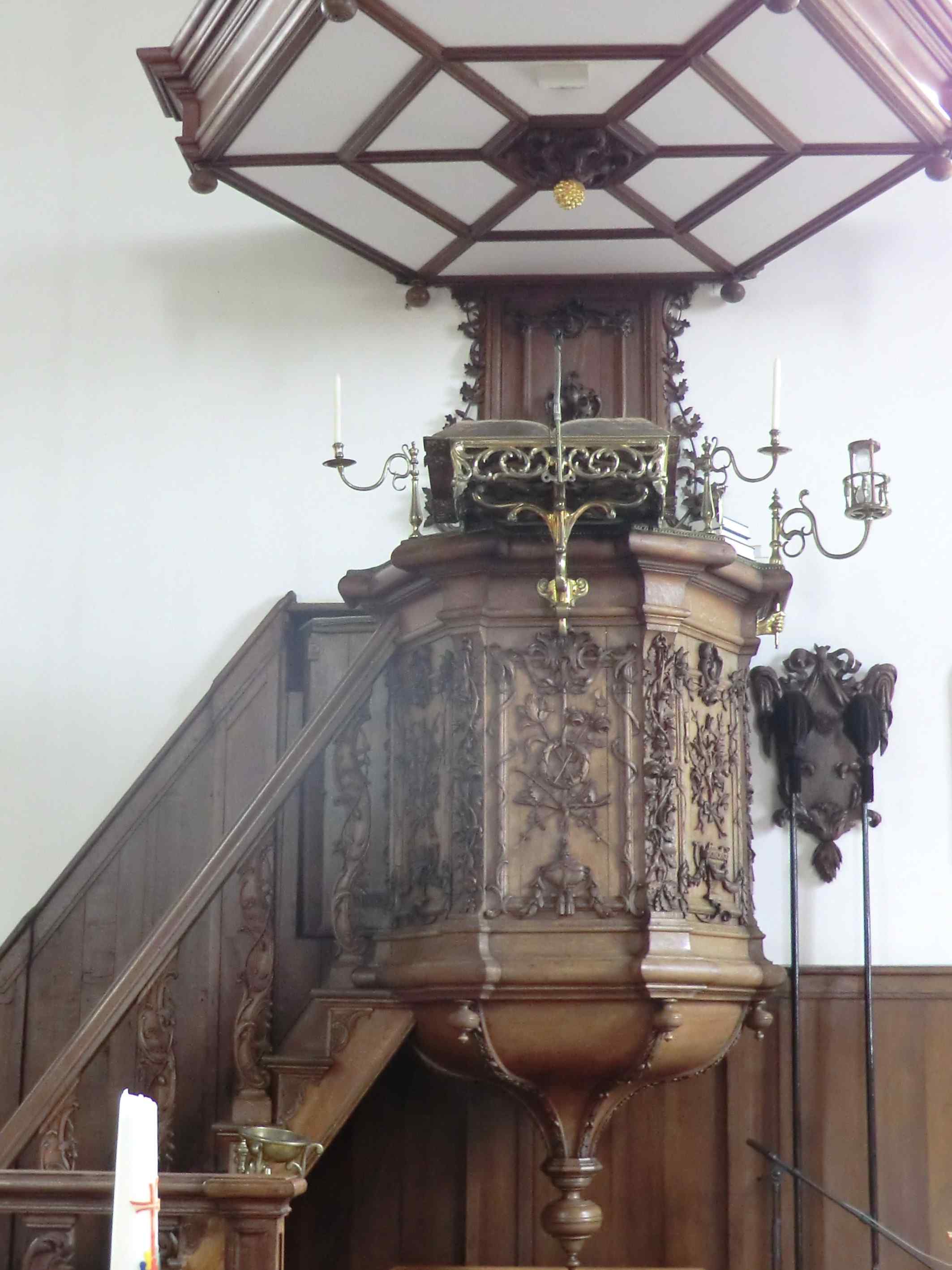 Preekstoel in Sint Willibrorduskerk, Holwerd
