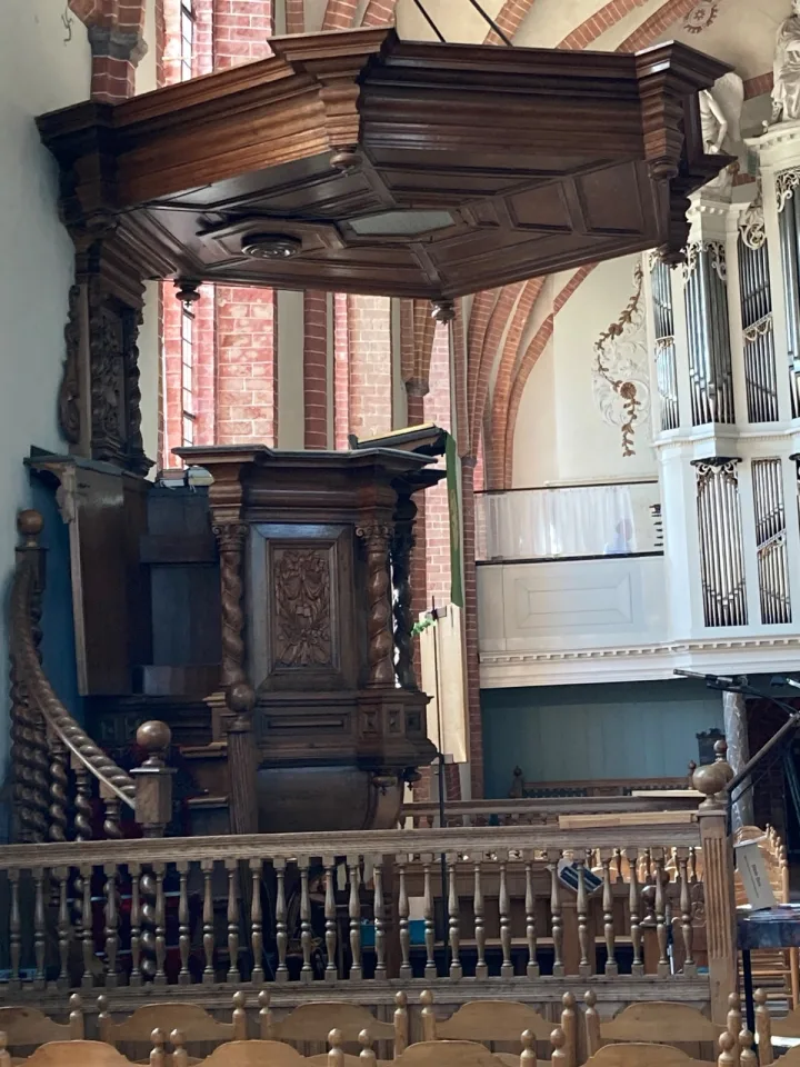 Preekstoel in Maartenskerk, Kollum