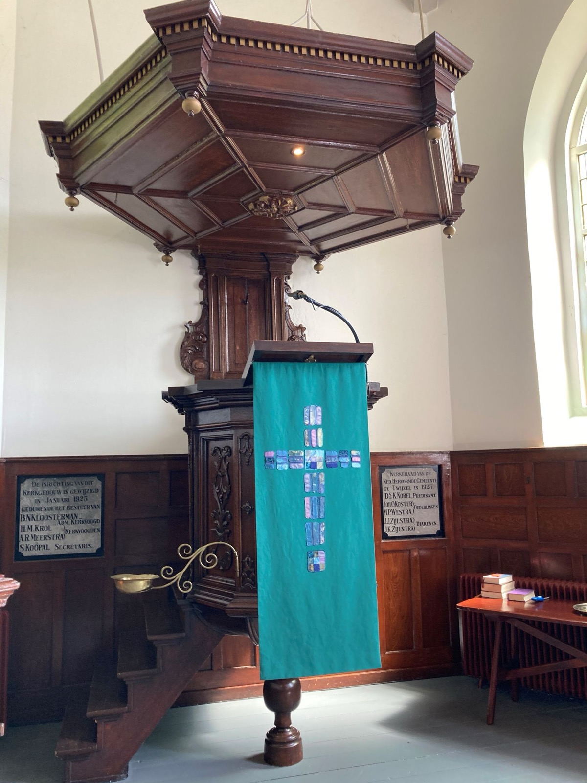 Preekstoel in Petruskerk, Twijzel