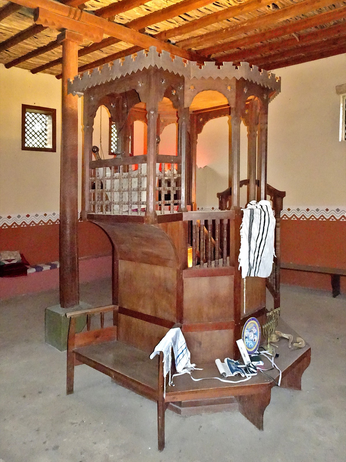 Preekstoel in Synagoge in Beth Juda (Museumpark Orientalis), Heilig Land Stichting