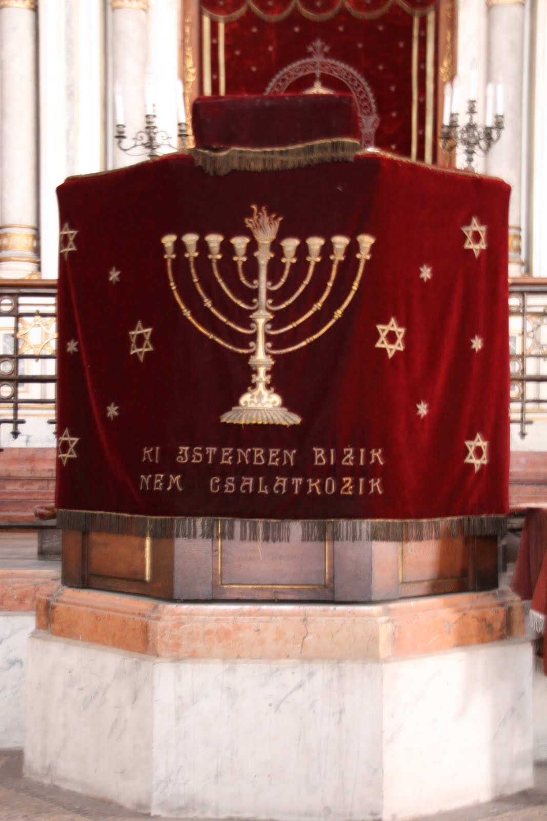 Preekstoel in Pecs Synagogue, Pecs
