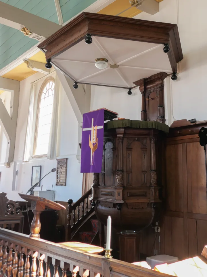 Preekstoel in Westerkerk, West-Terschelling