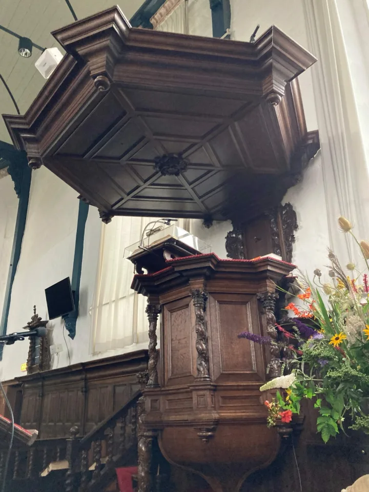 Preekstoel in Sint Joriskerk, Oosterbierum