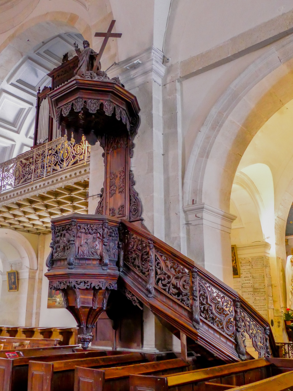 Preekstoel in Eglise Saint Martin, Avallon