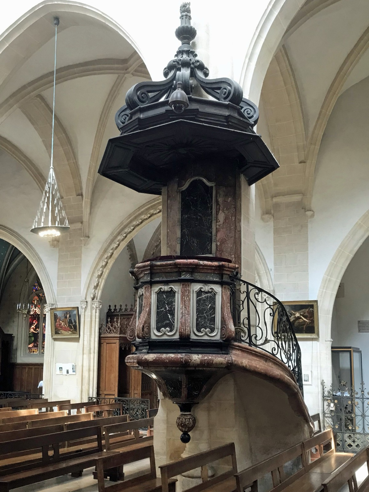 Preekstoel in Notre-Dame des Marais, Villefranche-sur-Saone 