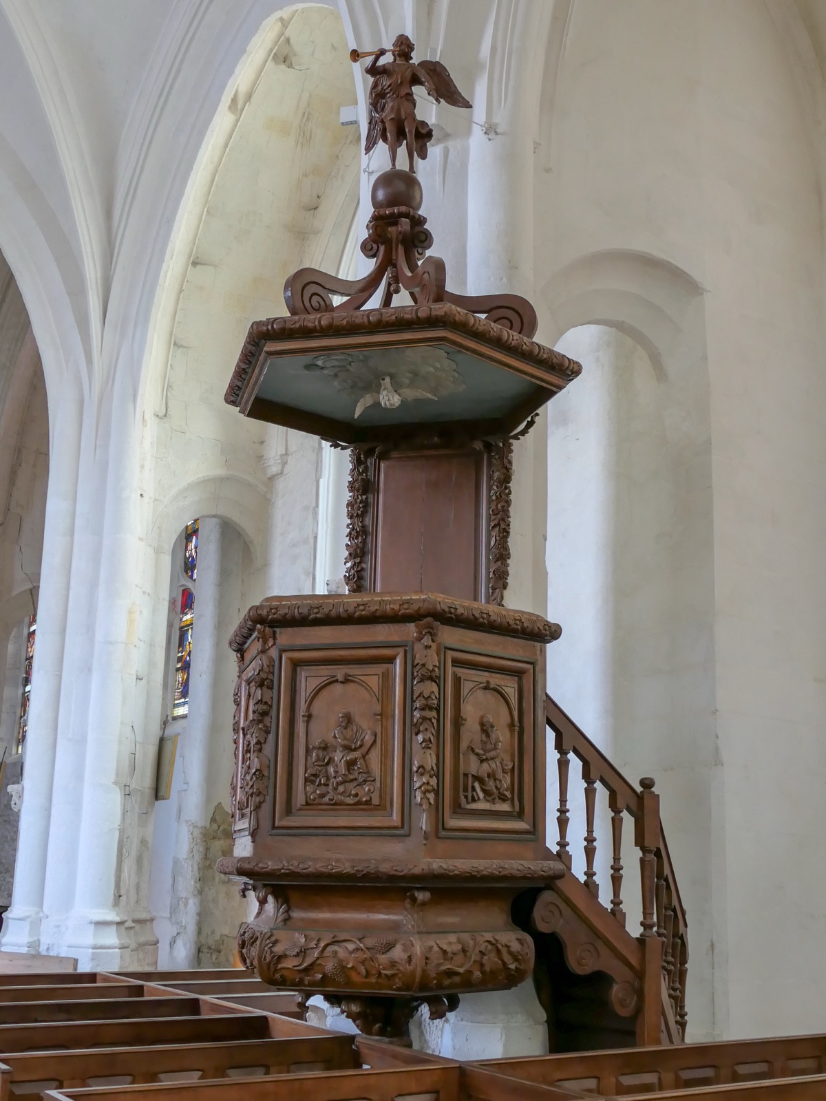 Preekstoel in St Pierre es Liens, Ervy-le-Chatel