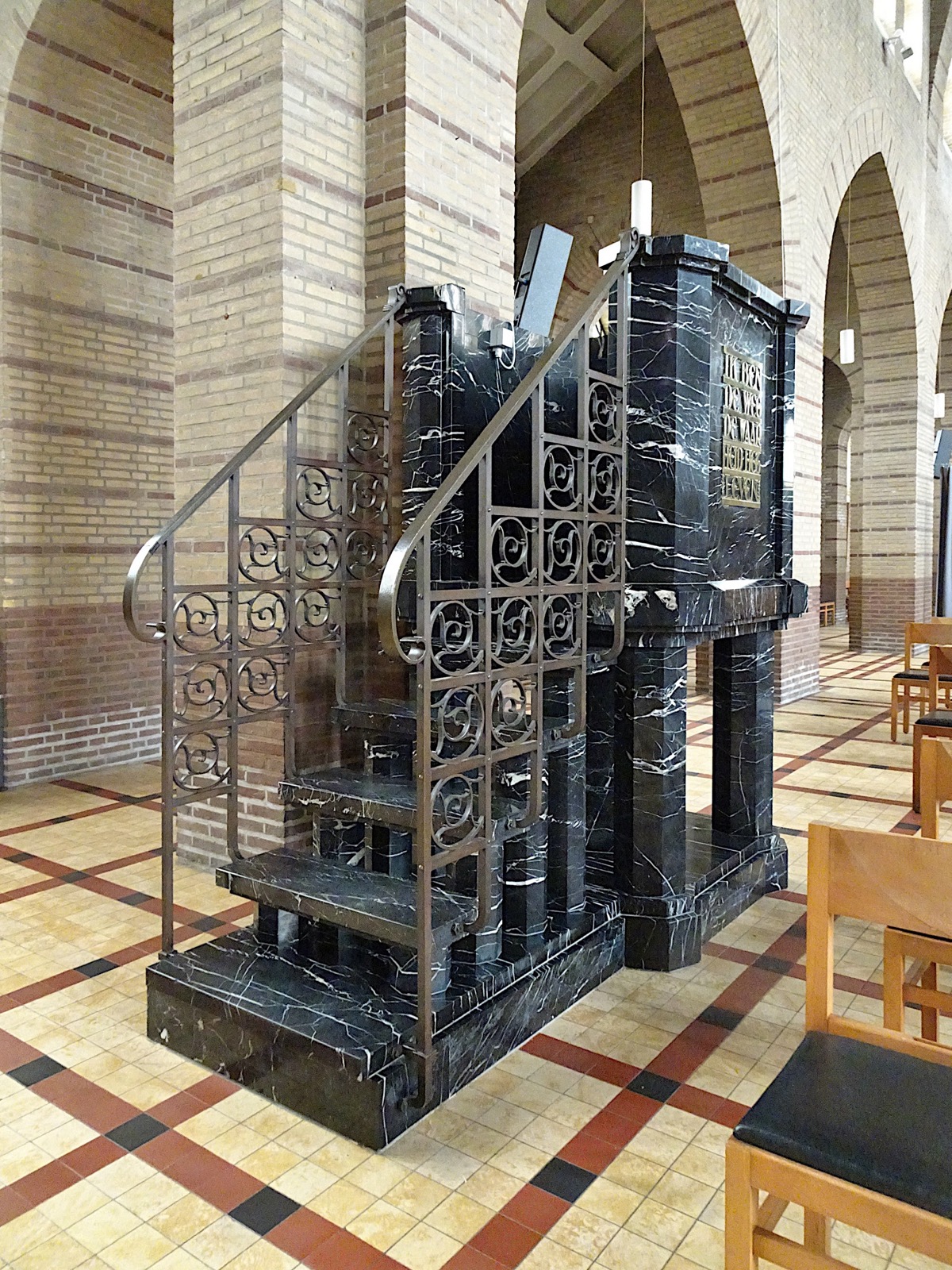 Preekstoel in Sint-Lambertuskerk, Hechtel