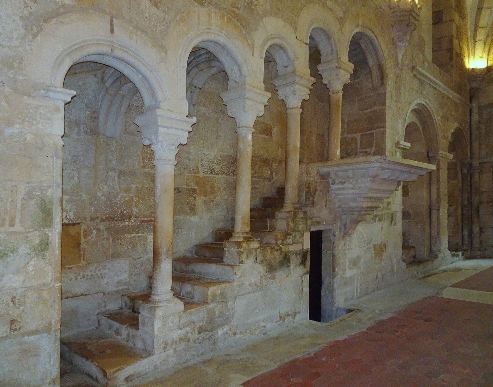Preekstoel in Mosteiro de Santa Maria de Alcobaca, Alcobaca