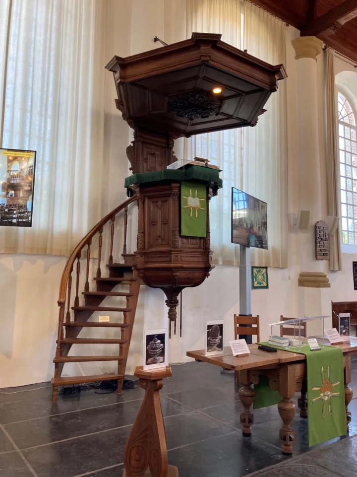 Preekstoel in Hobbe van Baerdt kerk, Joure