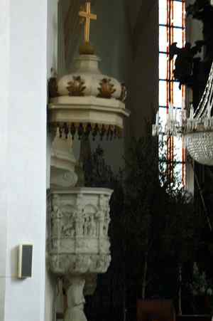 Pulpit at Kostel Nalezeni­ svateho Krize, Frydlant