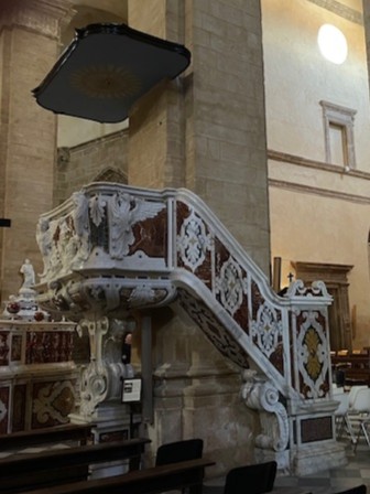Preekstoel in Cattedrale di Santa Maria del Immacolata, Alghero