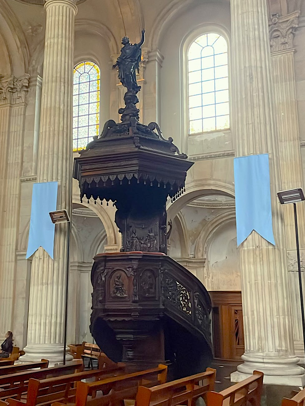 Preekstoel in Basilique Notre-Dame de Boulogne, Boulogne sur Mer