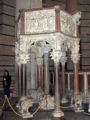 Preekstoel in Battistero di San Giovanni, Pisa