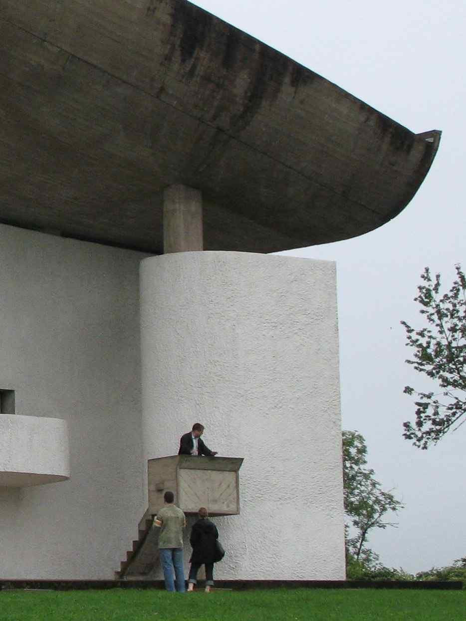 Preekstoel in Notre Dame du Haut de Ronchamp (buitenkapel), Ronchamp
