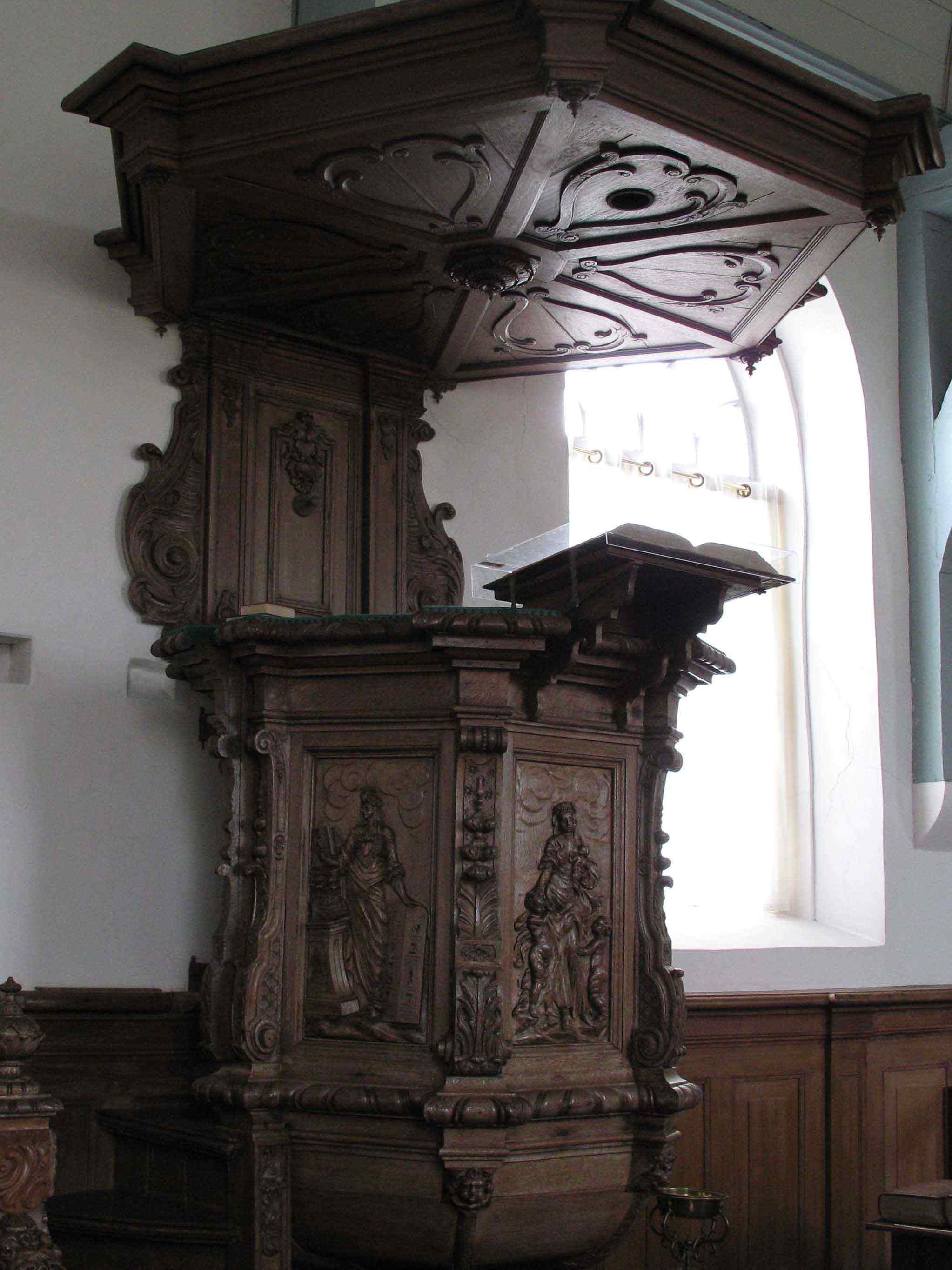 Preekstoel in Mariakerk, Bears