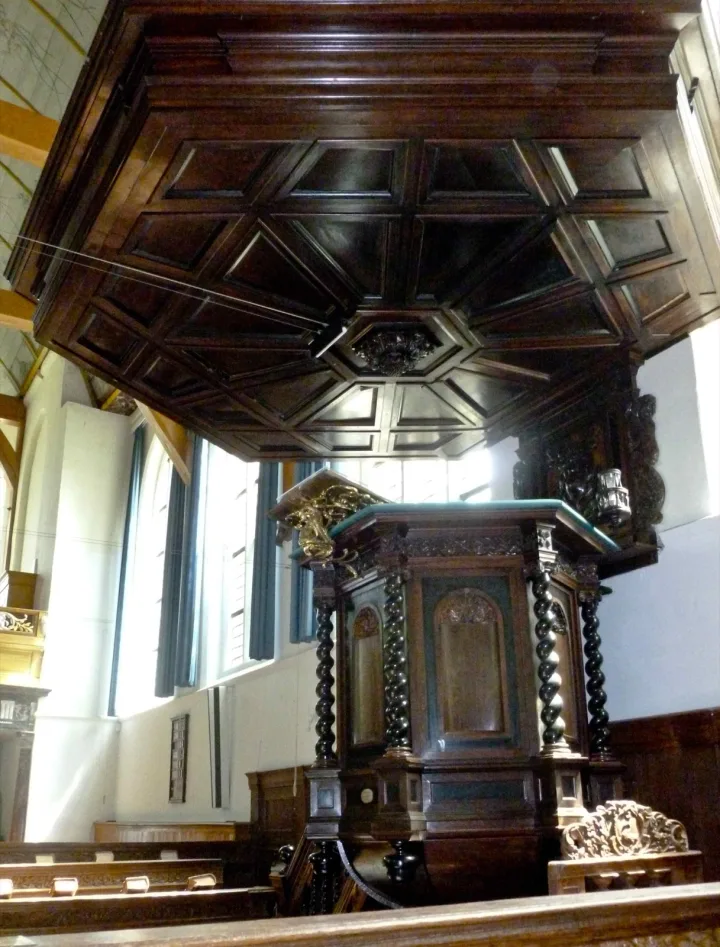 Preekstoel in Hervormde St Nicolaaskerk, Broek in Waterland