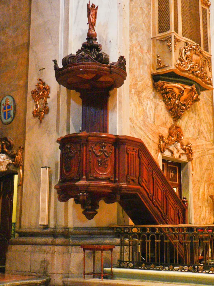 Preekstoel in Basilica Pontificia de San Miguel, Madrid
