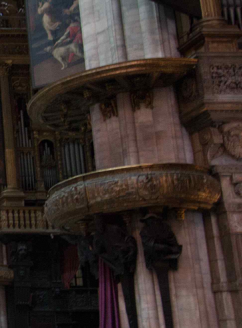 Pulpit at Duomo Santa Maria Nascente, Milaan