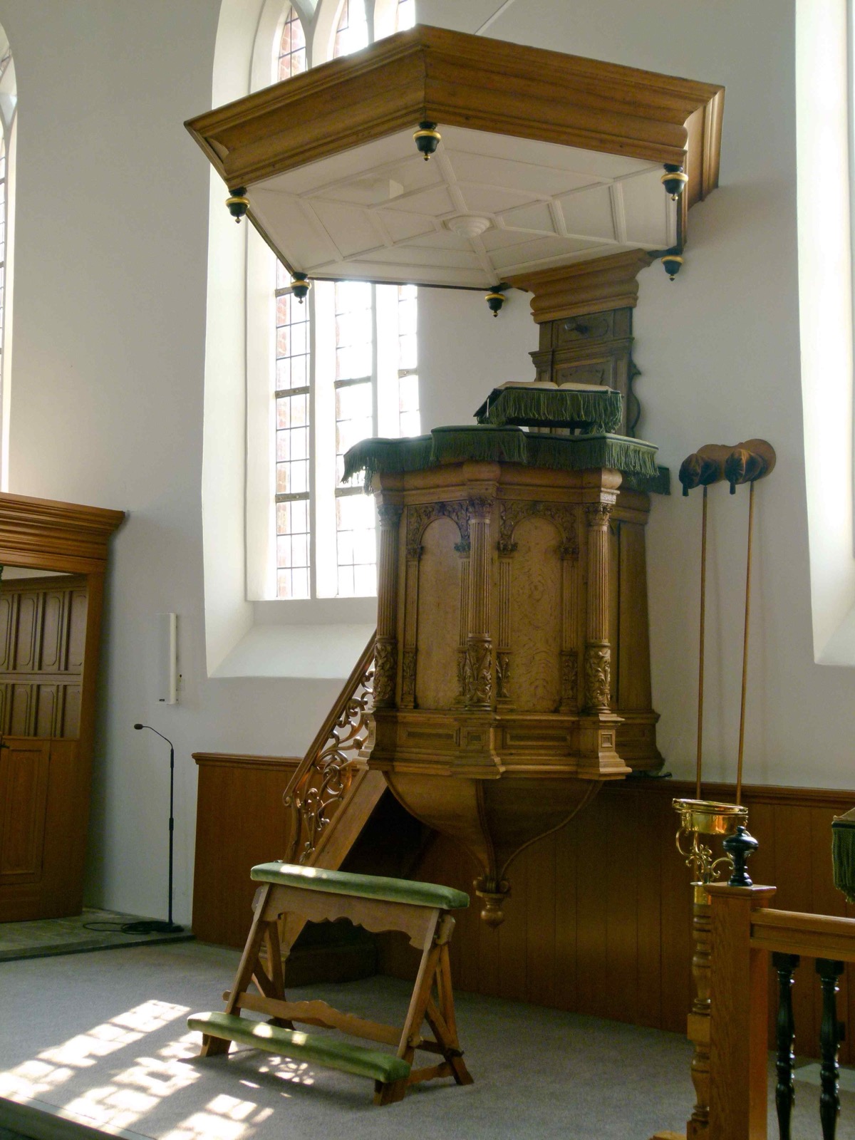 Preekstoel in Michaelkerk, Metslawier