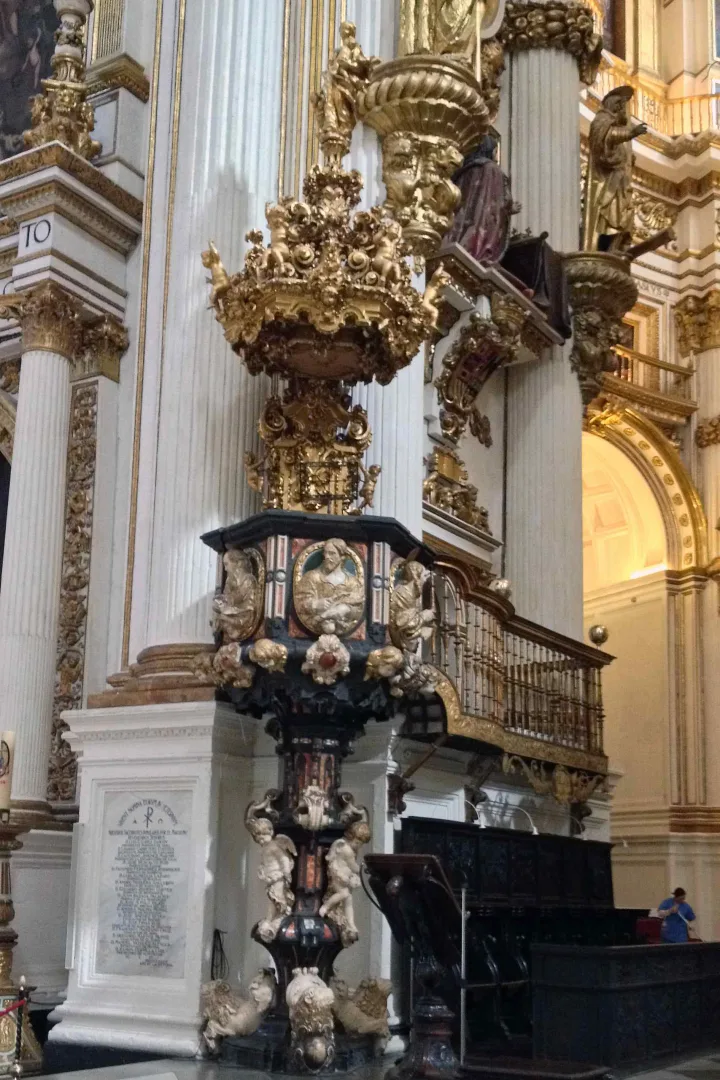 Pulpit at Catedral, Granada