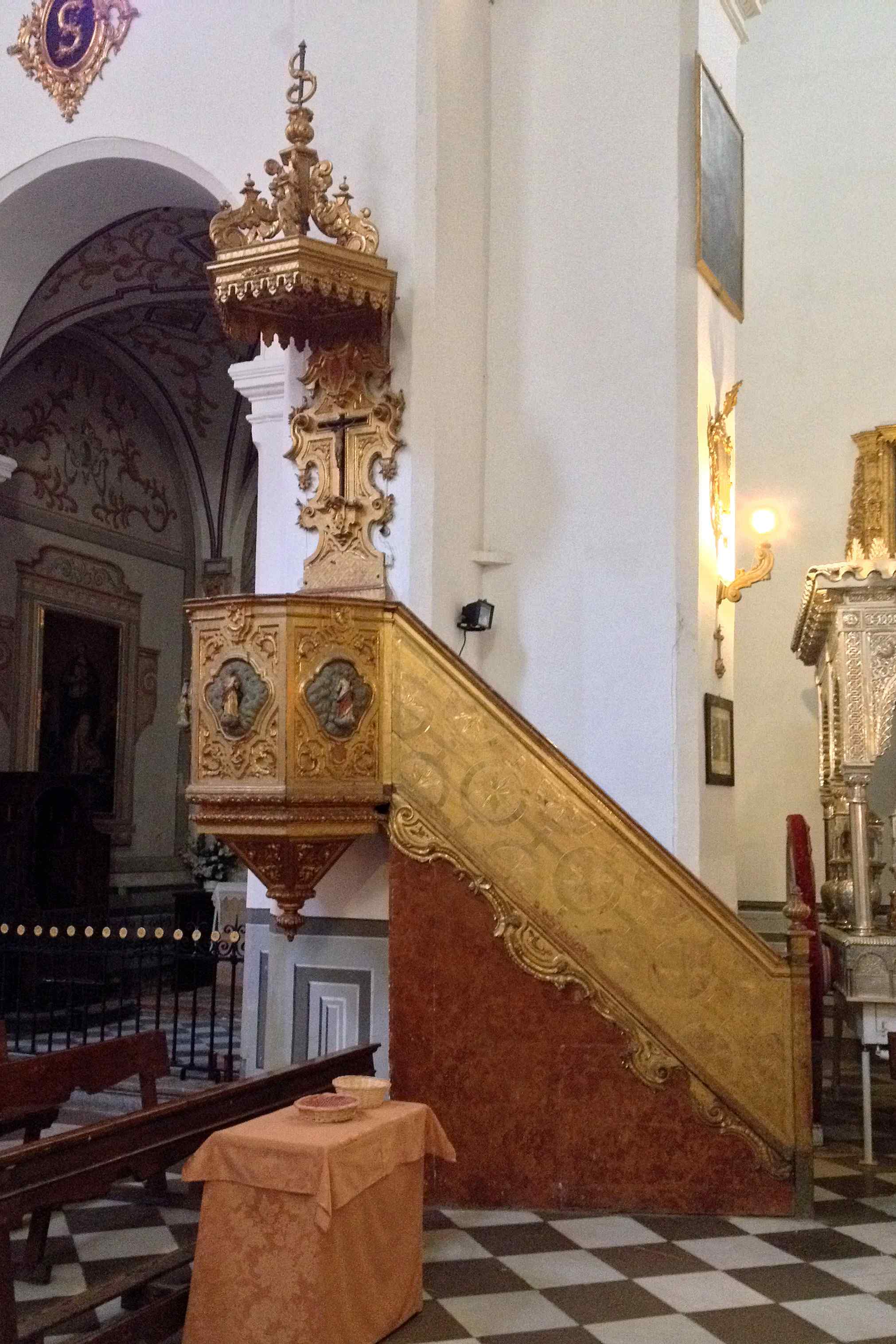 Preekstoel in Iglesia de San Pedro y San Pablo, Granada