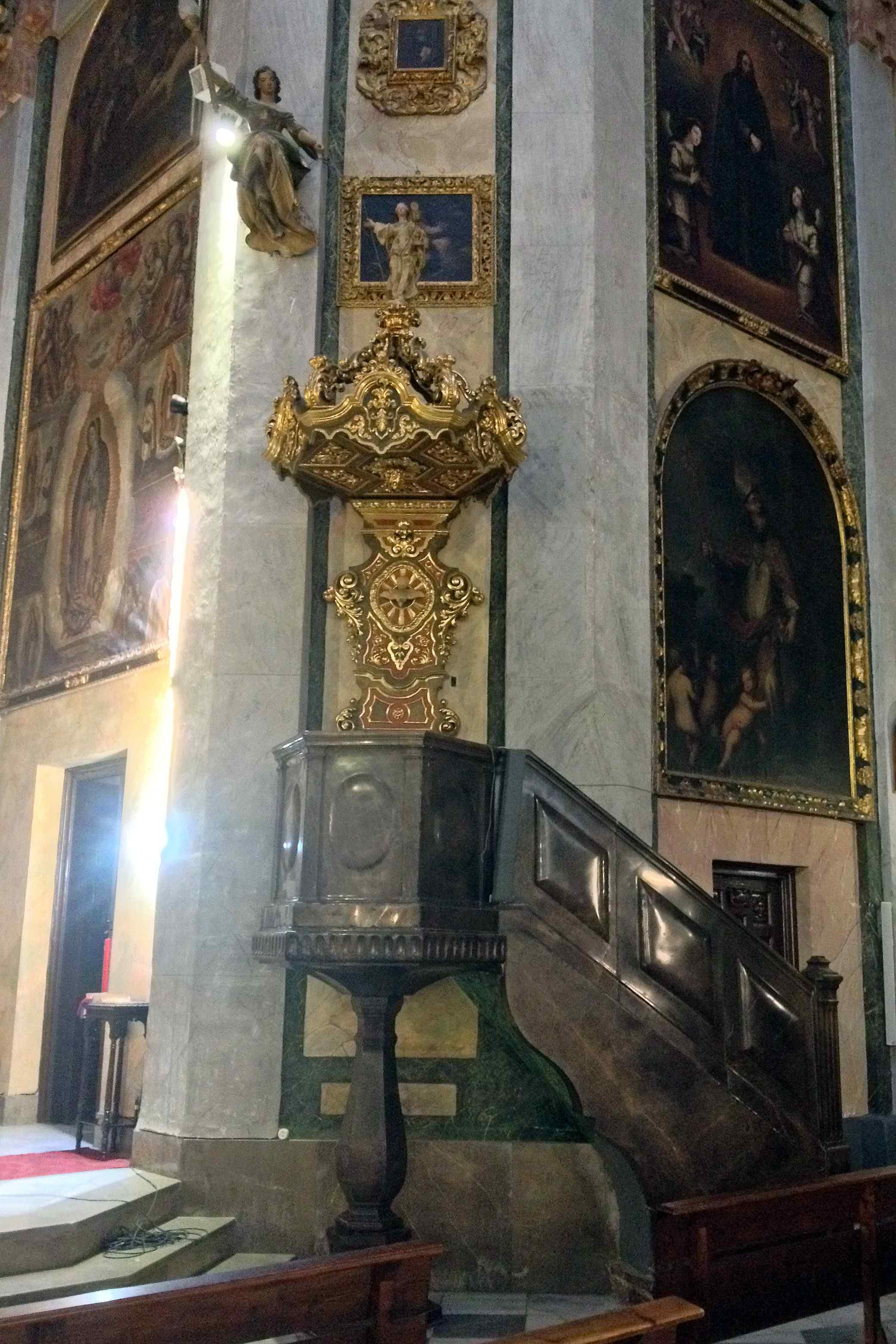 Preekstoel in Iglesia de Santa Maria Magdalena, Granada