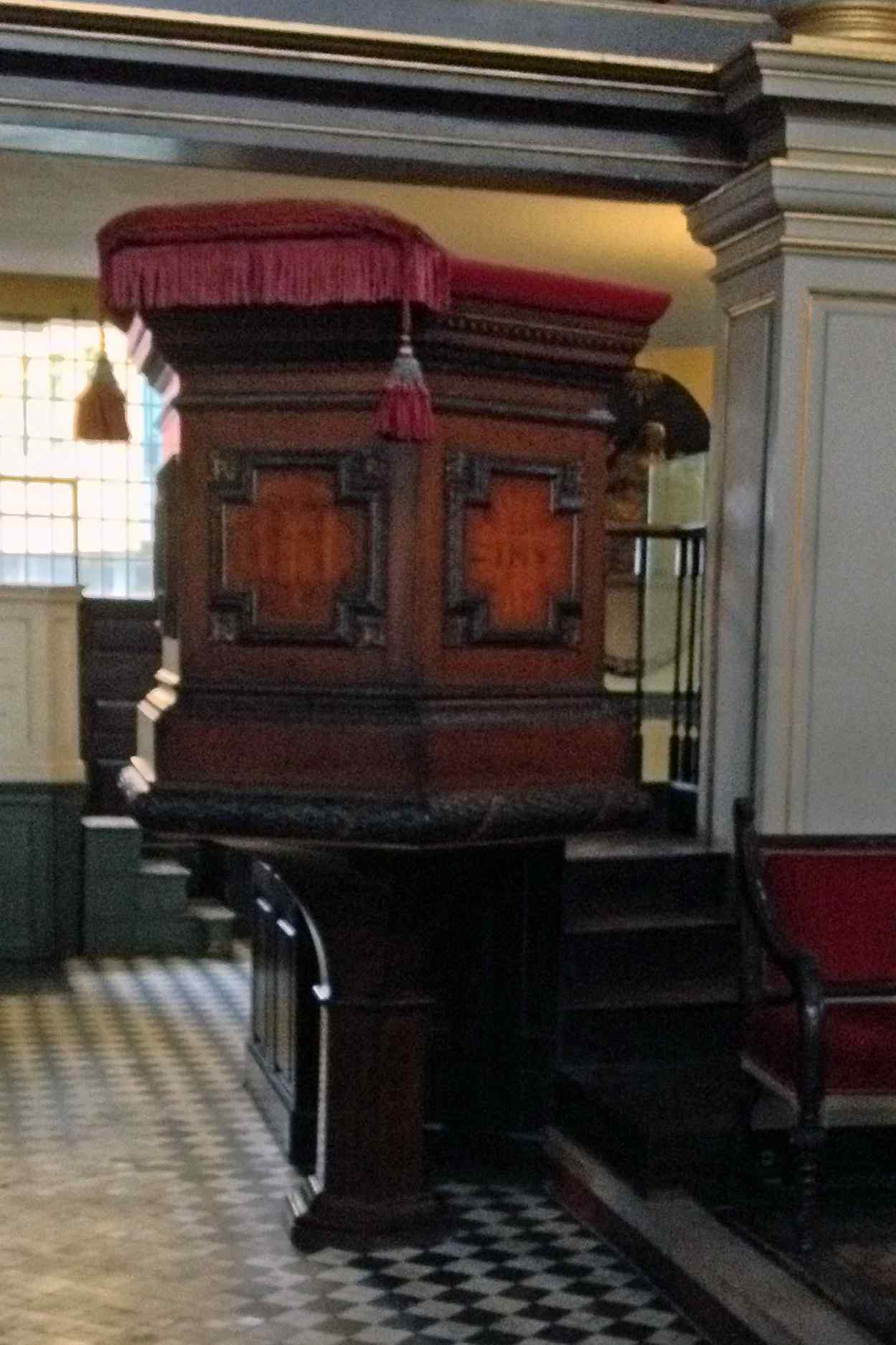 Preekstoel in St Giles-in-the-Fields, London