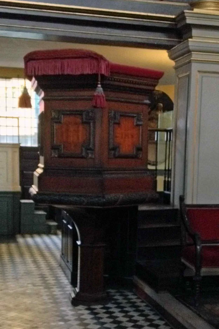 Preekstoel in St Giles-in-the-Fields, London