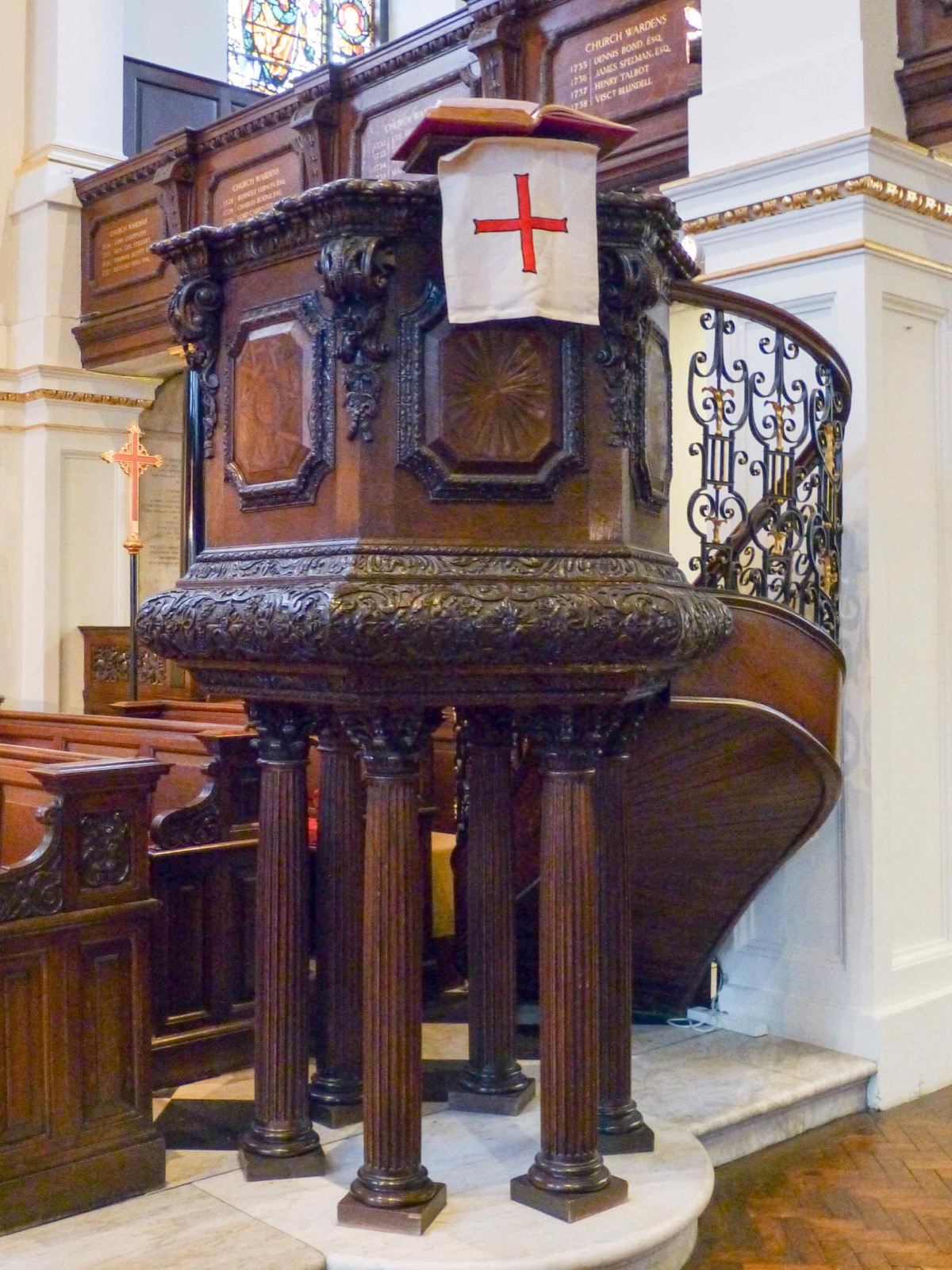 Preekstoel in St Georges Church Hanover Square, London
