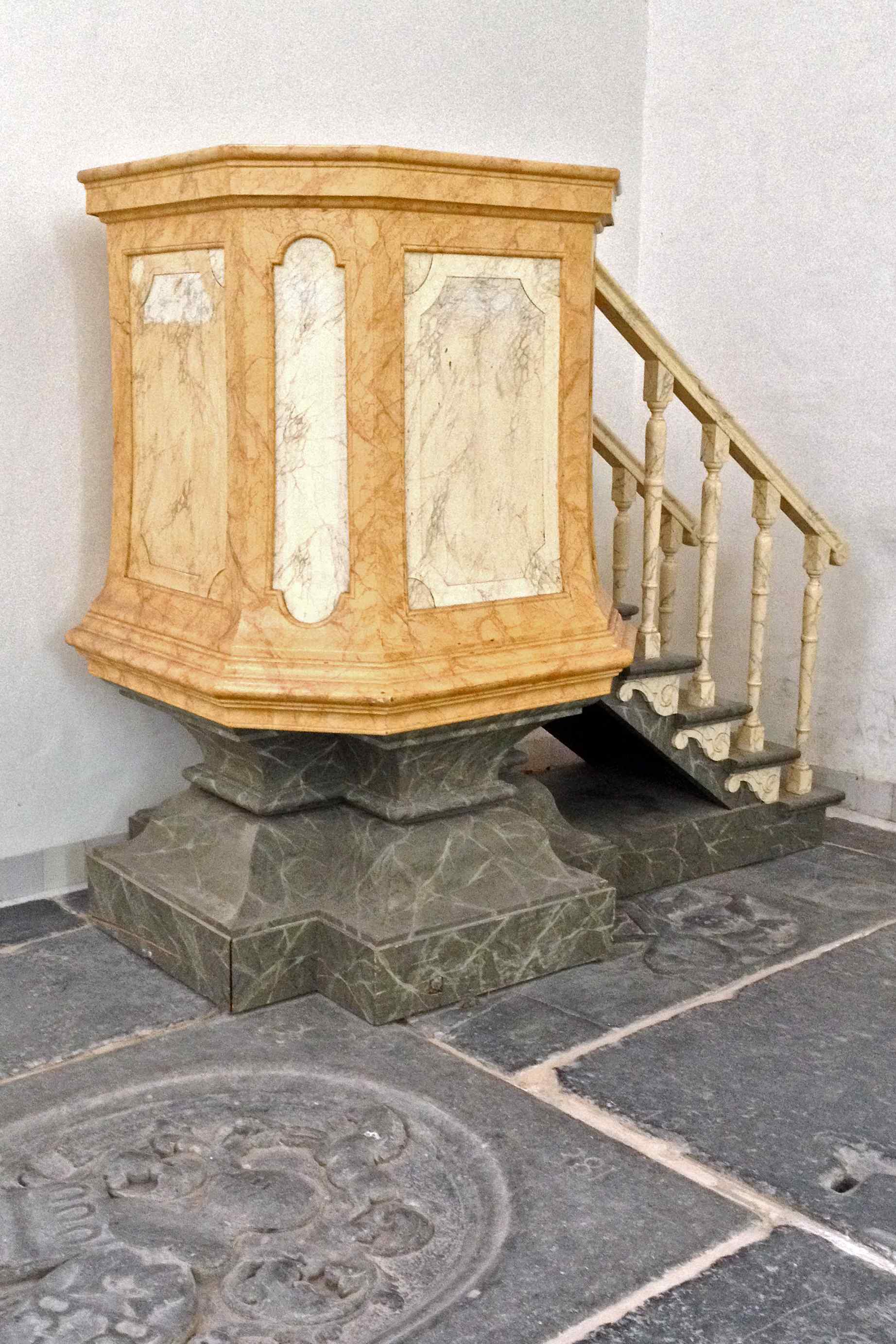 Preekstoel in Oude Kerk - koor, Amsterdam
