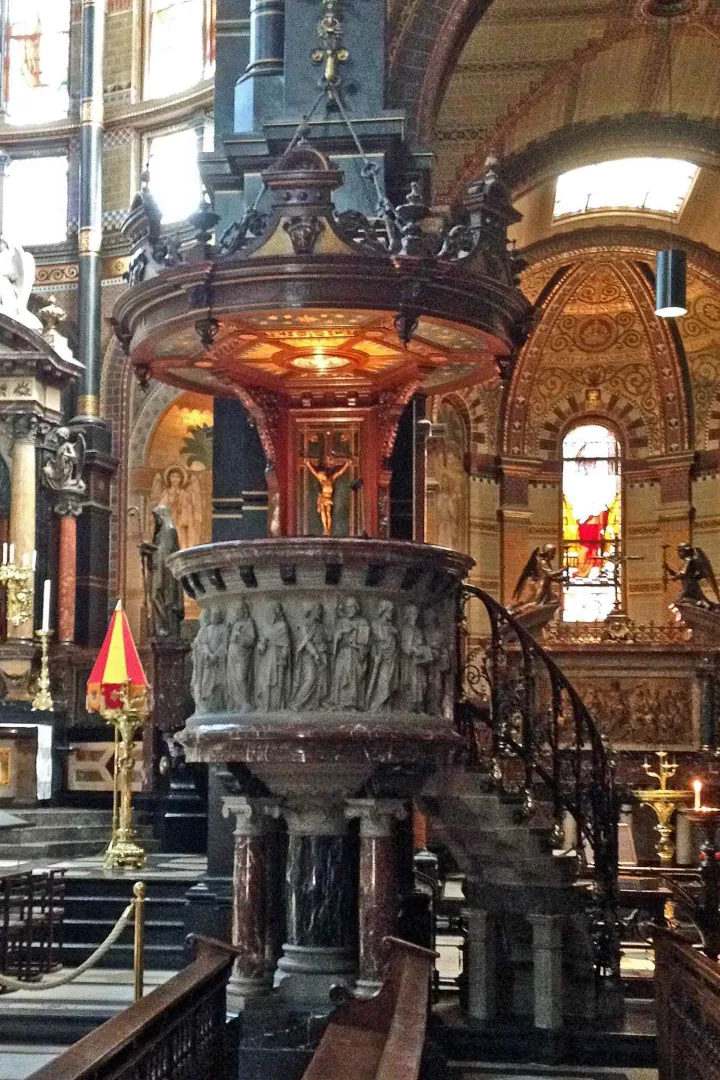 Preekstoel in St Nicolaas basiliek, Amsterdam