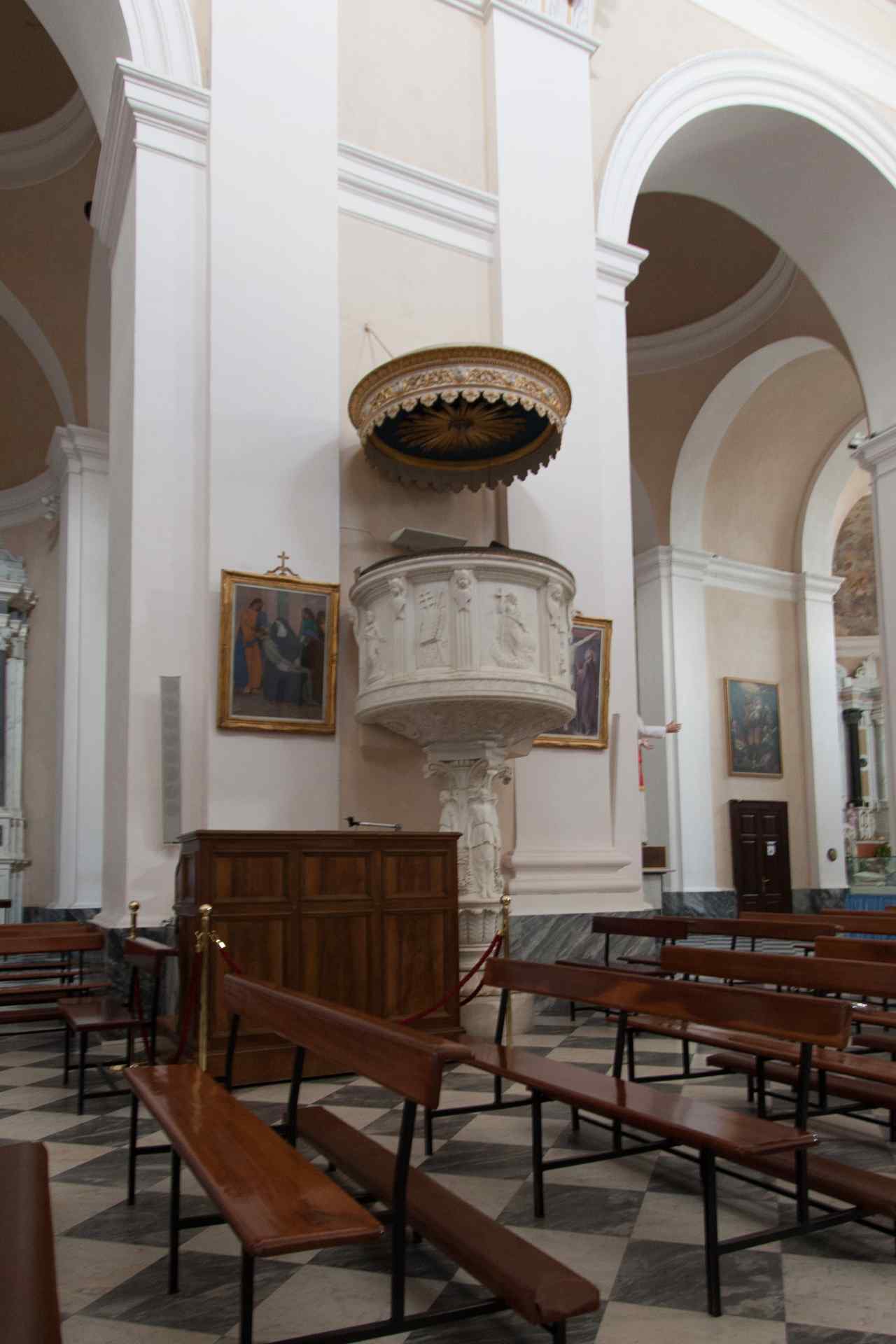 Preekstoel in Cattedrale di Santa Maria della Neve, Nuoro