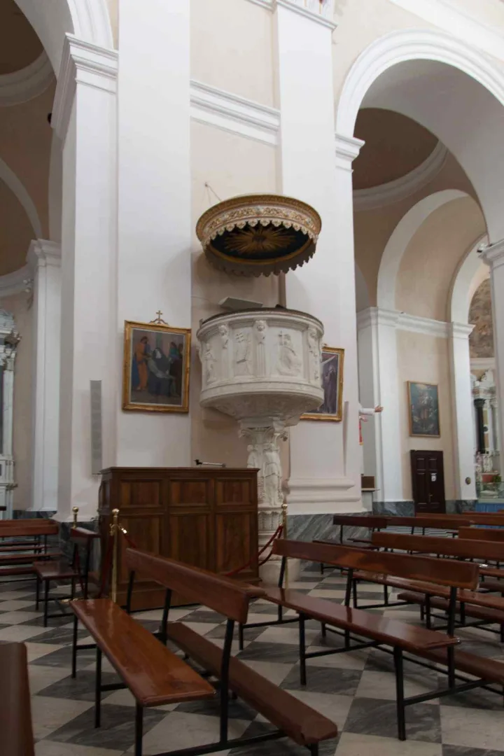 Preekstoel in Cattedrale di Santa Maria della Neve, Nuoro