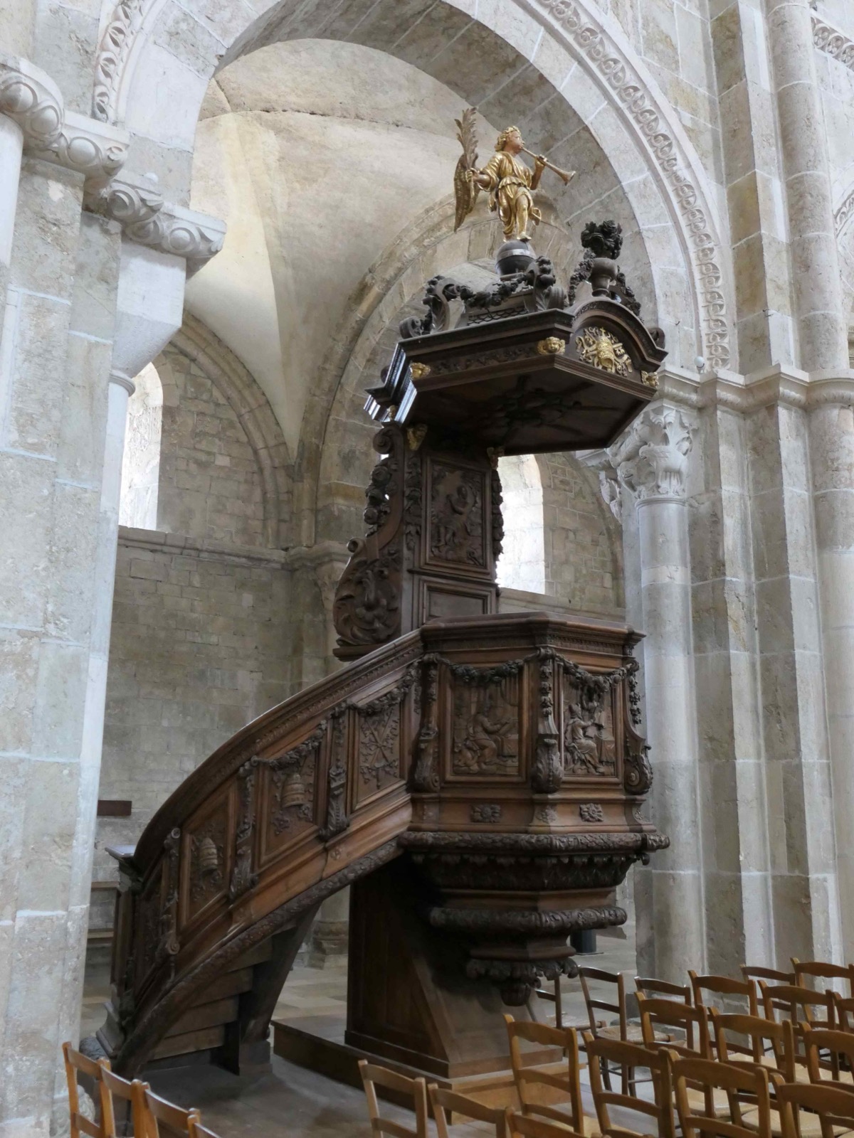 Preekstoel in Basilique Sainte-Marie-Madeleine, Vezelay