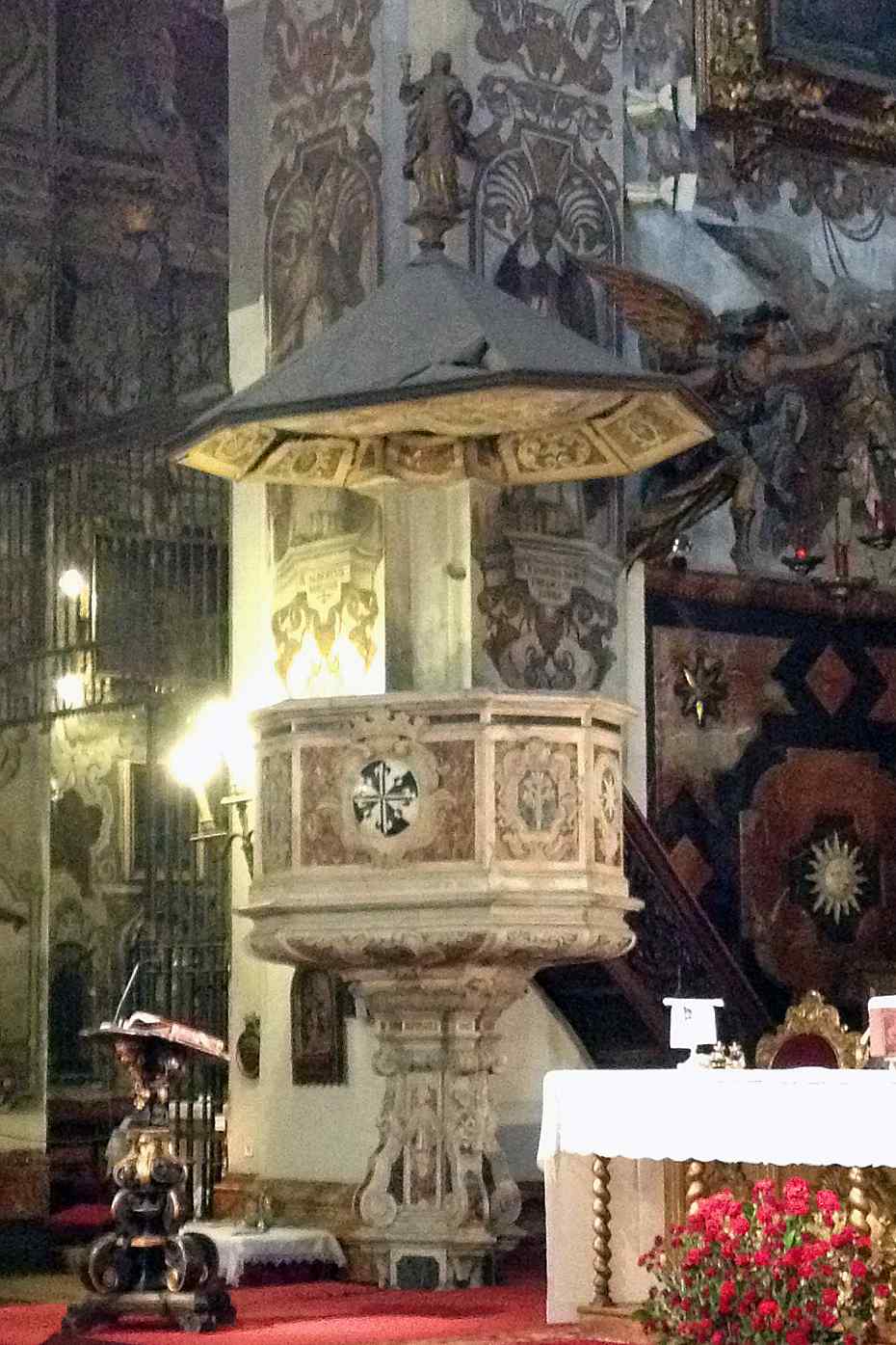 Preekstoel in Iglesia de Santa Maria Magdalena, Sevilla