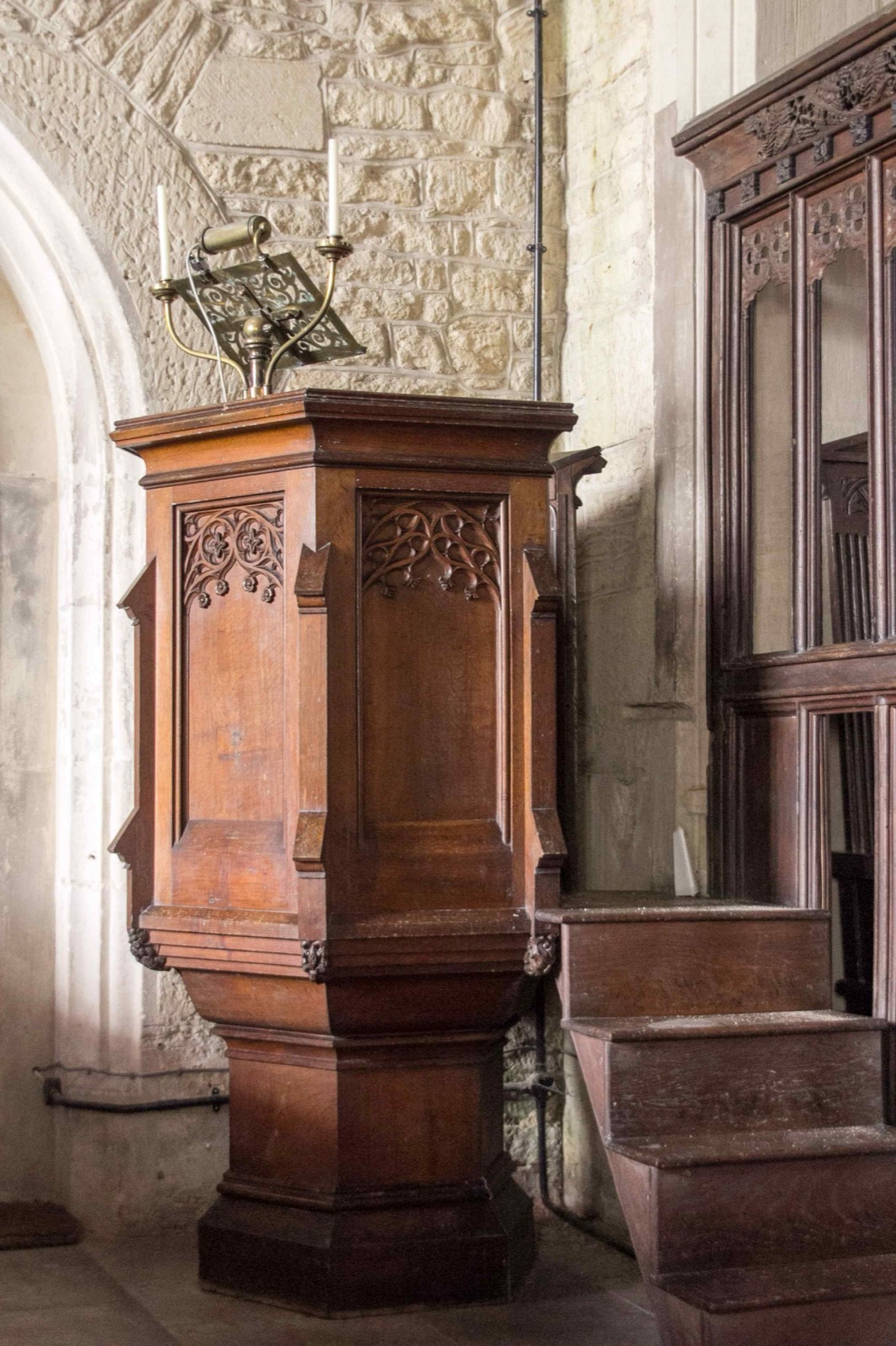 Preekstoel in Church of St. Giles, Alderton