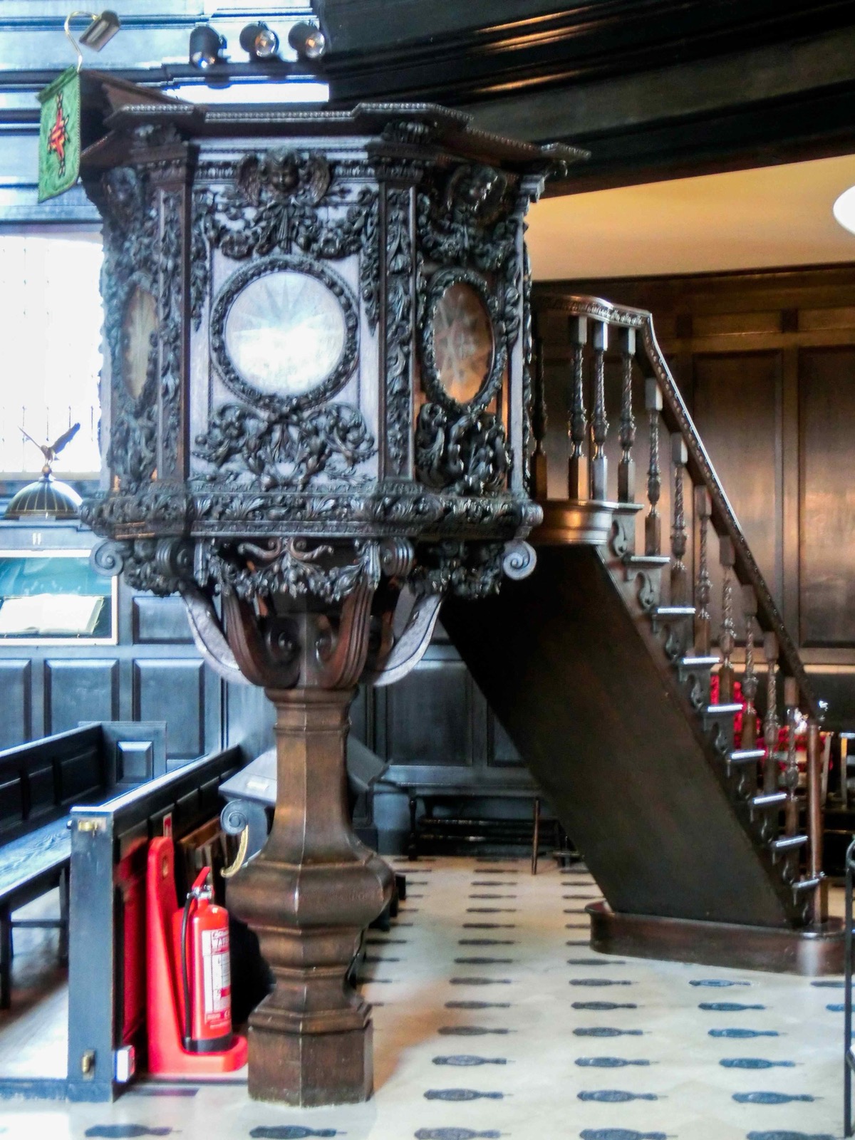 Preekstoel in St Clement Danes Church, London
