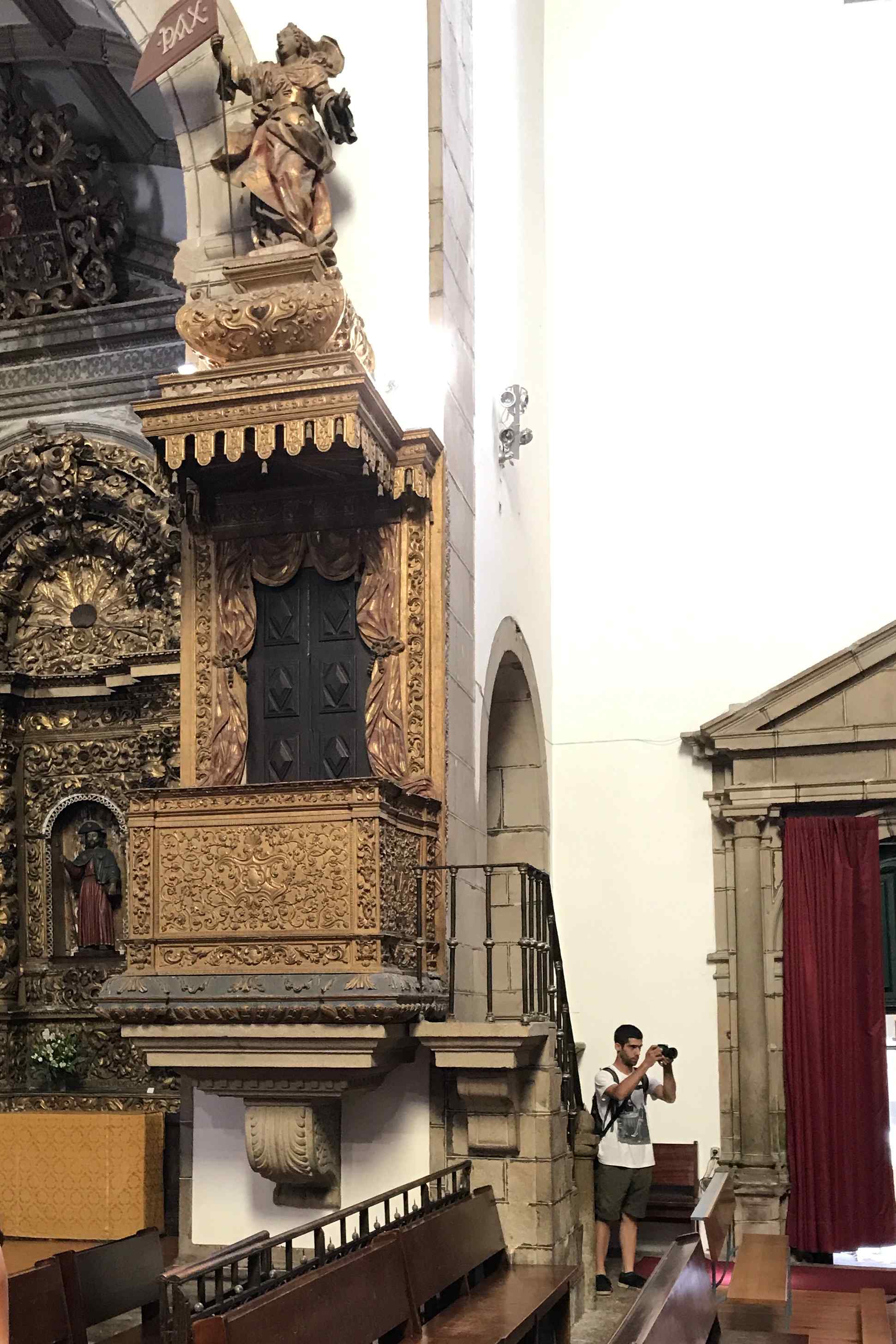 Preekstoel in Igreja de Sao Goncalo, 4600-758 Amarante