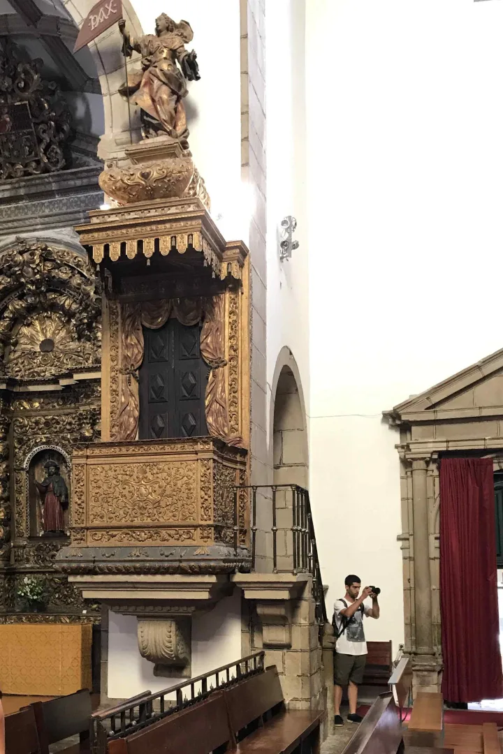 Preekstoel in Igreja de Sao Goncalo, 4600-758 Amarante