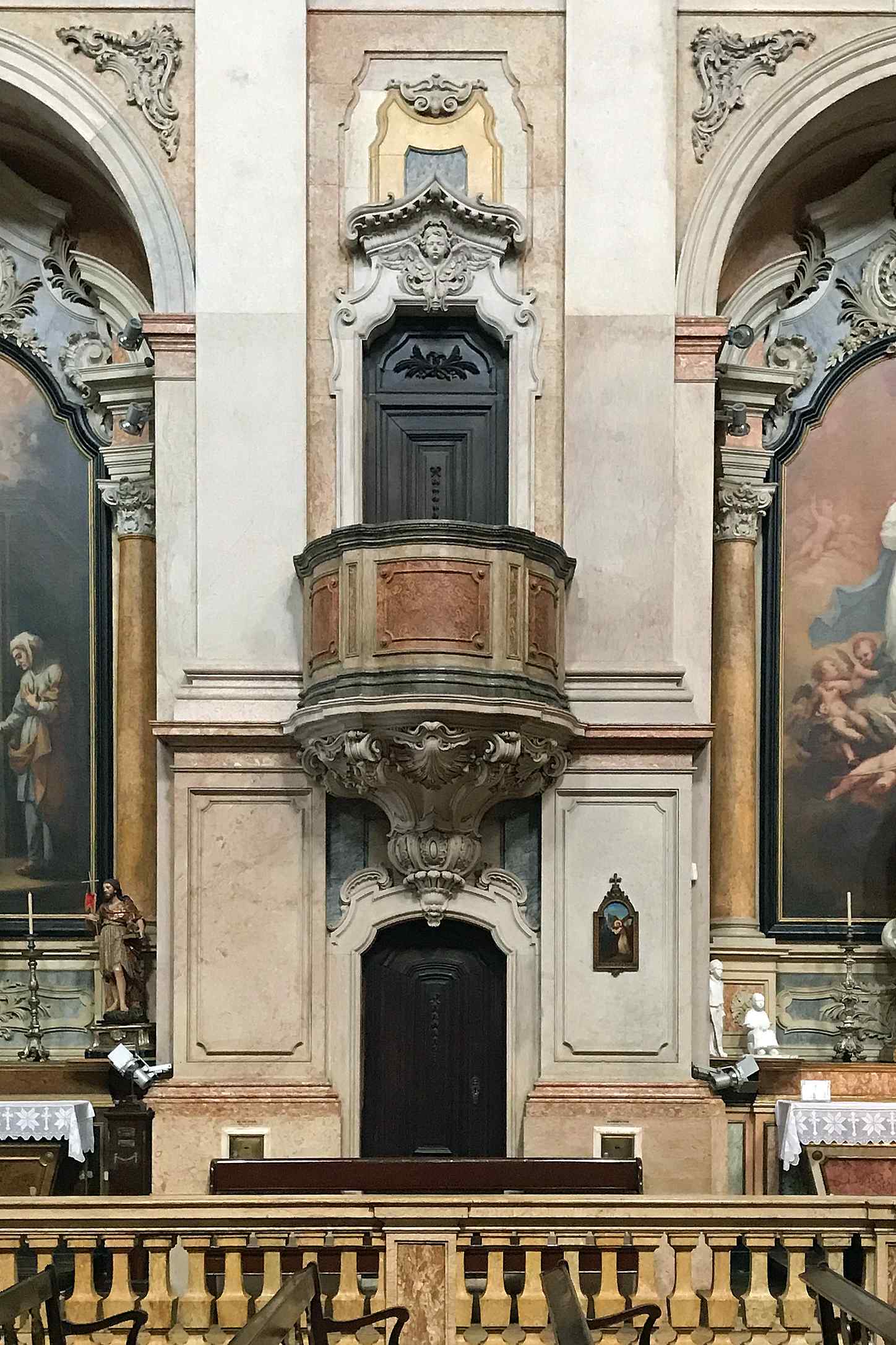 Preekstoel in Igreja Da Nossa Senhora Da Encarnacao, 1200-026 Lisboa