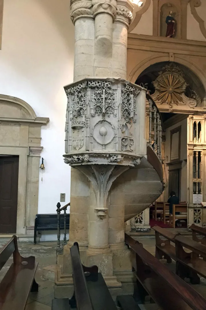 Preekstoel in Igreja de Sao Joao Baptista, 2300-568 Tomar