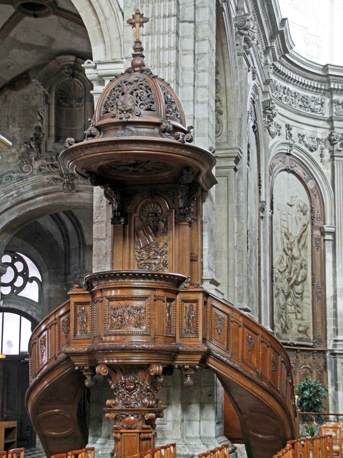 Preekstoel in Cathedrale Notre Dame de Grace, Cambrai