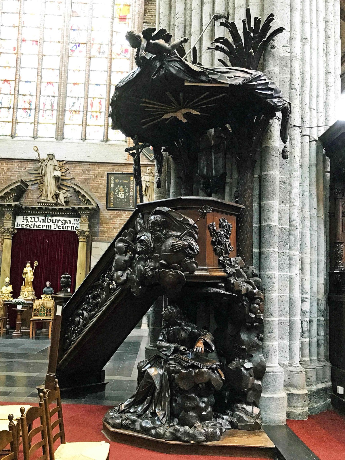Preekstoel in Sint Walburgakerk, Veurne
