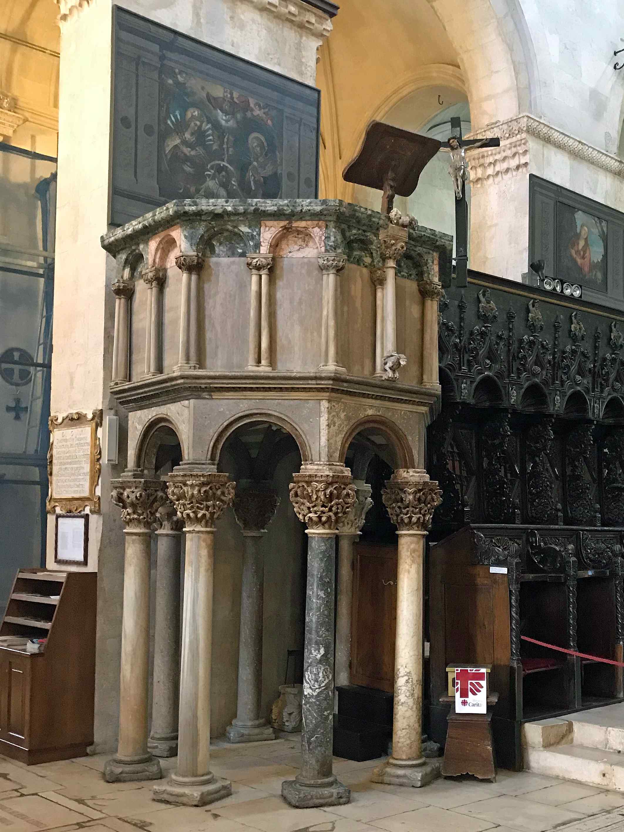 Preekstoel in Katedrala Sv Lovre, Trogir
