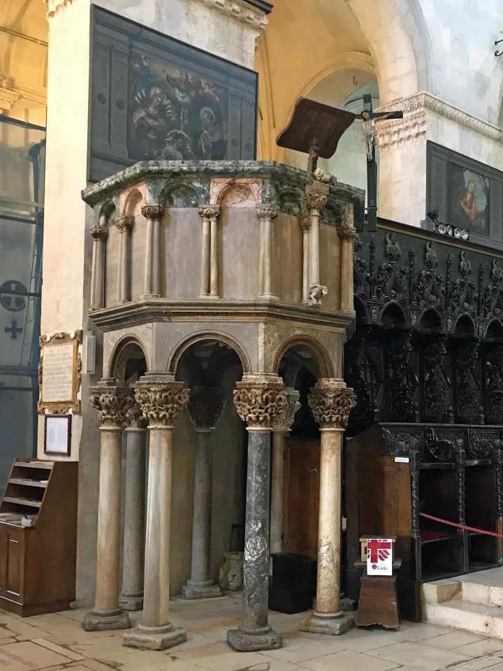Preekstoel in Katedrala Sv Lovre, Trogir